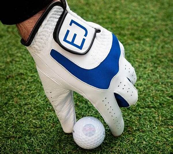 All-weather Golfing Glove Features